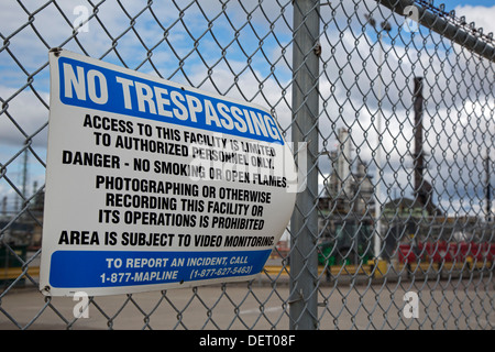 Detroit, Michigan - un segno mette in guardia contro il fumo, fotografia e altre attività presso la maratona di raffineria di petrolio. Foto Stock