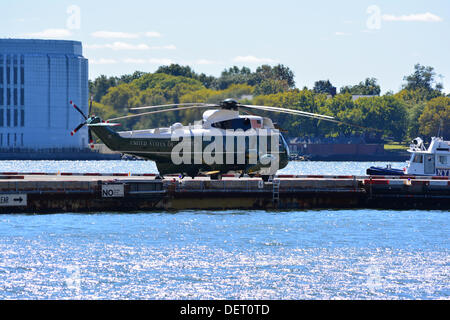 New York, Stati Uniti d'America. 23 sett, 2013. Marine un elicottero si trova nel porto di New York dopo il trasporto il Presidente Obama per l'Assemblea generale delle Nazioni Unite. Credito: Christopher Penler/Alamy Live News Foto Stock