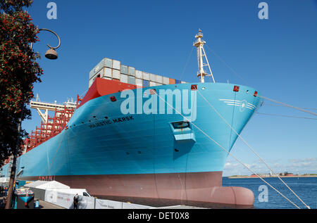 Copenhagen, Danimarca, Sett. 23rd. Maersk Line del triplice-e maestosa nave Maersk arrivati a Langelinie nel porto di Copenaghen la scorsa notte per una settimana di presentazione e il nome dando cerimonia. Il Mercoledì la Sua Altezza Reale la Principessa nomi del mondo la più grande nave.Questo segna l'apertura del recipiente e l'esposizione a Langelinie, e il pubblico è offerto un tour sul contenitore di spedizione. Oltre 42.000 persone hanno già prenotato il biglietto a bordo della nave, 400m lungo e 59m di larghezza. Il Majestic Maersk è il secondo di Maersk's 20 ordinati Triple-e navi. Credito: Niels Quist / Alamy Liv Foto Stock