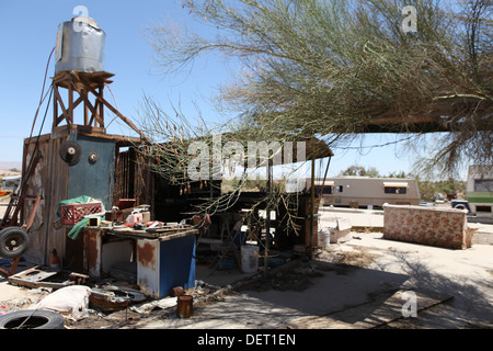 Lastra città- nel deserto del Colorado, la California del sud, si trova un campeggio libero per roulotte e case temporanee. Foto Stock