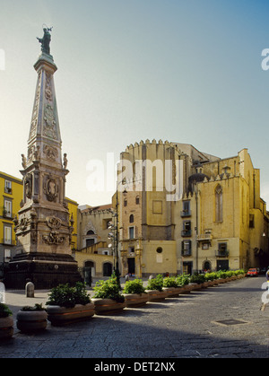 L'importante chiesa gotica di San Domenico Maggiore(1289-1324) e uno di Napoli" tre colonne di peste Foto Stock