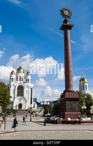 La colonna della vittoria e la Cattedrale di Cristo Salvatore presso la Piazza della Vittoria, Kaliningrad, Russia Foto Stock