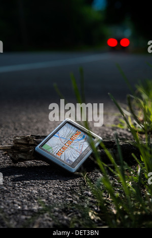 Rotto il GPS gettato sul lato della strada Foto Stock