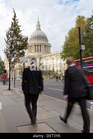 Moto sfocata imprenditori a Londra vicino alla cattedrale di St Paul Foto Stock