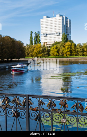 Lucchetti a ponte ringhiera, Kaliningrad, Russia Foto Stock