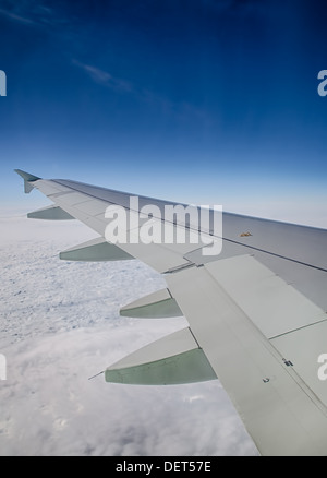 Vista di nuvole di un aeroplano finestra. Immagine hdr Foto Stock