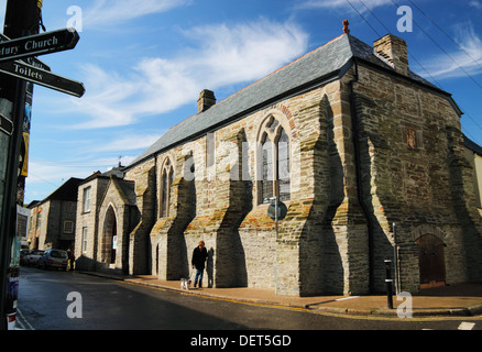 Un edificio medievale con butresses e finestre ad arco. Foto Stock