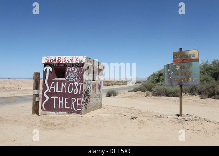 Strada desolata in Colorado il deserto che conduce alla città di Soletta Foto Stock