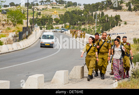 Gerusalemme, Israele, Aprile 7, 2013. Esercito femmina reclute a camminare per le strade di Gerusalemme Foto Stock