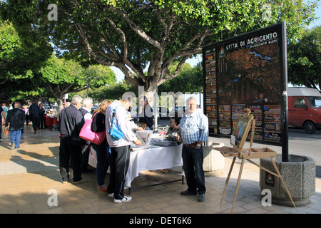 I turisti guardano al negozio di souvenir in vendita nella città di Agrigento. Foto Stock