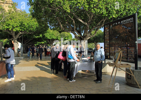 I turisti guardano al negozio di souvenir in vendita nella città di Agrigento. Foto Stock