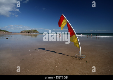 Un bagnino della bandiera della nuotatori dice va bene a nuotare nel mare di Tenby, Pembrokeshire, Galles del Sud Foto Stock