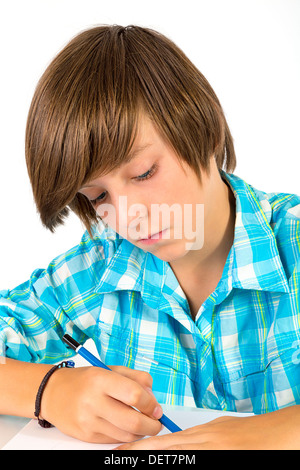 Scuola ragazzo con opere a matita concentrato, isolato su bianco. Foto Stock