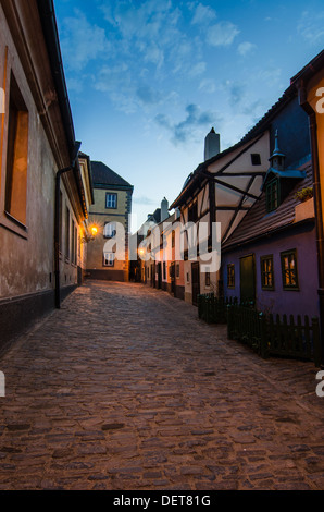 Golden Lane (Zlata Ulicka in ceco), la strada piena di piccole case costruite in stile manieristico alla fine del XVI secolo. Foto Stock