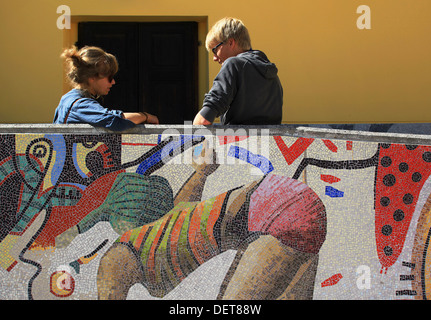 Gli studenti della scuola friulana di mosaici (Scuola Mosaicisti del Friuli) visto in schoolyard durante una pausa. Spilimbergo,Italia Foto Stock