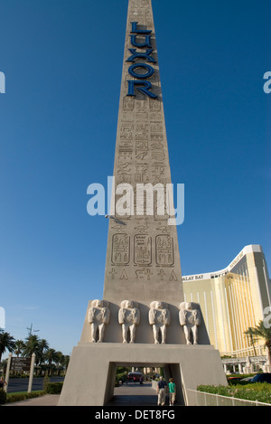 Torre obelisco di Luxor Hotel Casino Las Vegas Nevada USA Foto Stock