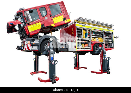 Un taglio al di fuori di un Scania motore fire issata aloft per ispezione che mostra gli aspetti del suo equipaggiamento di emergenza Foto Stock