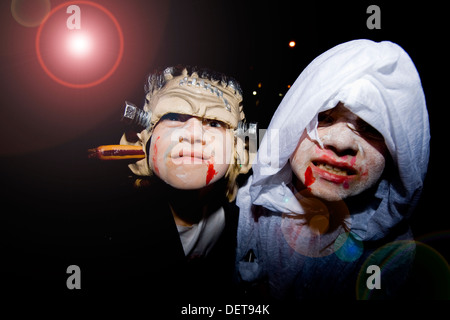 Due ragazzi vestito pronto per Halloween Foto Stock