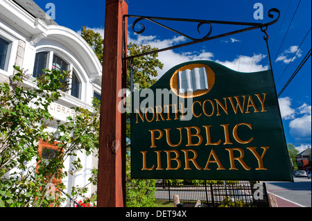 Appendere in legno segno per North Conway biblioteca pubblica, New Hampshire, Stati Uniti d'America. Foto Stock