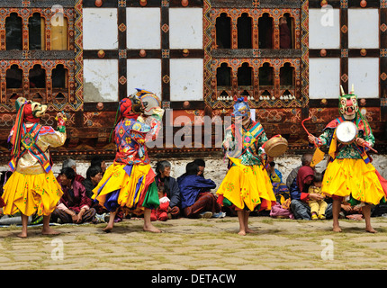 Ballerini a Domkhar Tsechu festival che si tiene in un monastero nel villaggio di Domkhar, Bumthang, Bhutan Foto Stock