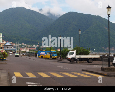 Bay Front in una giornata nuvolosa nella capitale Roseau, Commonwealth di Dominica, Caraibi, Indie Occidentali. Foto Stock