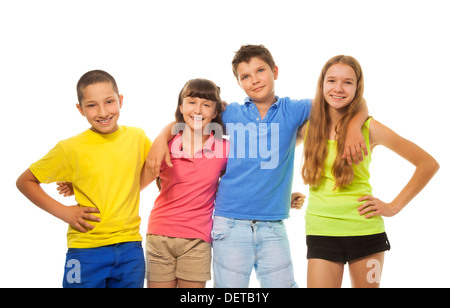 Il gruppo di quattro bambini, ragazzi e ragazze in camicie colorate abbracciando insieme Foto Stock