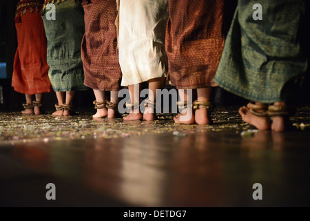 Una donna sta eseguendo in Khmer dance - chiudere fino al piede a Angkor, Siem Reap, Repubblica Khmer Foto Stock