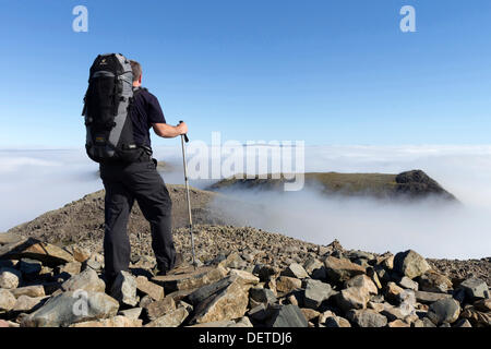 Lake District, Cumbria, Regno Unito. 23 sett, 2013. Mentre le valli del Lake District in Cumbria sono state riempite con il cloud escursionista David Forster goduto il sole mentre in piedi sulla montagna più alta in Inghilterra Scafell Pike. Questo fenomeno è stato causato da una inversione di temperatura in cui l'aria calda si trova sulla cima di aria più fredda. Credito: David Forster/Alamy Live News Foto Stock