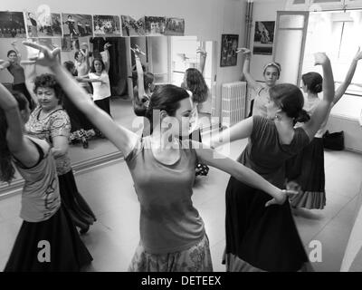 Sett. 09, 2013 - Perpignan, Francia - ragazze pratica tradizionale spagnolo balli Flamenco al centro Espanol a Perpignan. Il Flamenco è una forma di spagnolo di musica folk e danza dalla regione dell'Andalusia nel sud della Spagna. Il genere è cresciuto fuori del xviii secolo andaluso e Romani di musica e danza di stili. Negli ultimi anni il flamenco è diventata popolare in tutto il mondo ed è insegnato in molti paesi. (Credito Immagine: © Ruaridh Stewart/ZUMAPRESS.com) Foto Stock