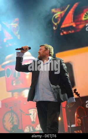 Guy Garvey dalla band britannica gomito al Jodrell Bank Observatory nel Cheshire, Inghilterra Foto Stock