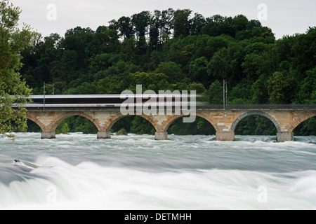 L'Europa, la Svizzera, Sciaffusa, Rheinfall, cascata più grande in Europa, treno sul viadotto Foto Stock