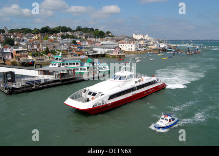 COWES - Isola di Wight . La red funnel da Southampton entra nella porta. Foto Stock