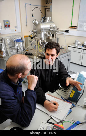 Dottor Neil Fox con Kane O'Donnell (destra) e un microscopio a scansione di sonda presso l'Università di Bristol nanoscienza e Quantum Inf Foto Stock