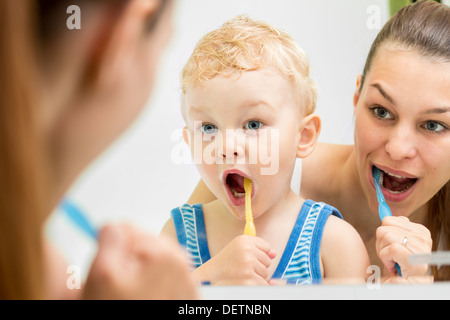 Madre insegnamento kid spazzolatura dei denti Foto Stock