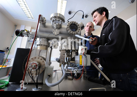 Dottor Neil Fox con Kane O'Donnell (destra) e un microscopio a scansione di sonda presso l'Università di Bristol nanoscienza e Quantum Inf Foto Stock