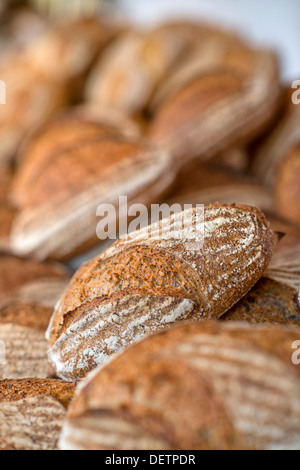 Selezione di pane fresco da un artigiano panificio REGNO UNITO Foto Stock