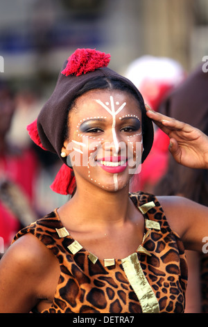 Il carnevale attore saluta la folla nel giorno finale della Luchon fete des Fleurs (festival dei fiori) 2013. Foto Stock