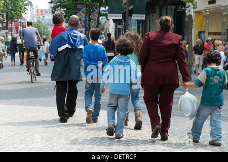 famiglia che cammina Foto Stock