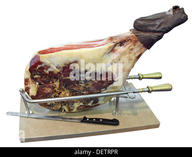 Prosciutto affumicato in modo tradizionale, isolato su sfondo bianco Foto Stock