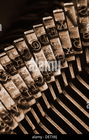 Close up della macchina da scrivere di antiquariato typebars con focus sul simbolo @, grande concetto per i blog, giornalismo, notizie o i mezzi di comunicazione di massa Foto Stock