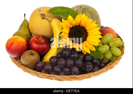 Cestello con banana, mela, nettarine, pesche, kiwi, pere, meloni, il verde e il blu uva decorata con semi di girasole Foto Stock