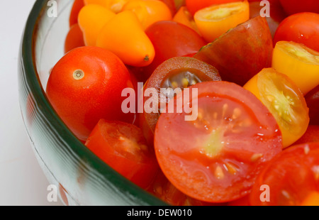 Insalata colorata con tre colori di pomodori Foto Stock