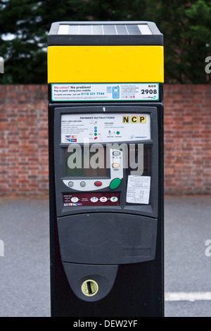 Pay & display ticket machine in un Regno Unito parcheggio auto alimentato da energia solare. Foto Stock