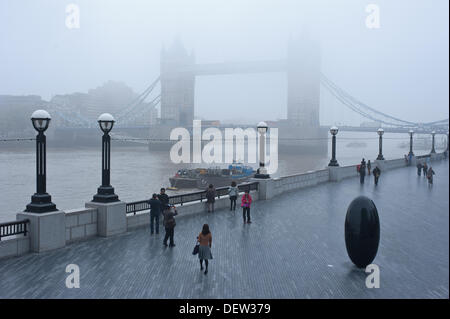 London, Regno Unito - 24 Settembre 2013: una fitta nebbia copre la città di Londra nelle prime ore del giorno di credito: Piero Cruciatti/Alamy Live News Foto Stock