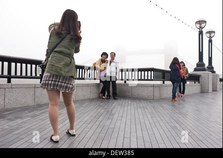 London, Regno Unito - 24 Settembre 2013: una fitta nebbia copre la città di Londra nelle prime ore del giorno di credito: Piero Cruciatti/Alamy Live News Foto Stock