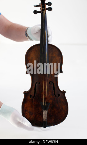 Il violino suonato da bandmaster Wallace Hartley durante gli ultimi momenti prima del naufragio del Titanic Foto Stock