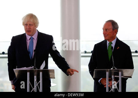 Il sindaco di Londra Boris Johnson e il sindaco di New York Michael Bloomberg R. il 24 settembre 2013 a Londra Gran Bretagna. Foto Stock