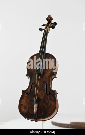 Il violino suonato da bandmaster Wallace Hartley durante gli ultimi momenti prima del naufragio del Titanic Foto Stock