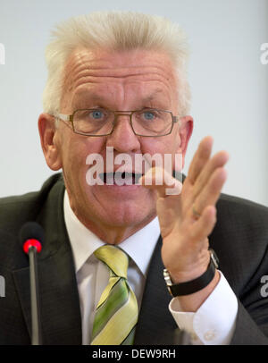 Stuttgart, Germania. 24Sep, 2013. Il premier del Baden-Wuerttemberg, Winfried Kretschmann (Alleanza 90/Verdi), gesticulates durante una conferenza stampa tenutasi a Stoccarda, Germania, 24 settembre 2013. Foto: MARIJAN MURAT/dpa/Alamy Live News Foto Stock