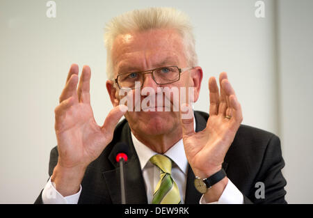 Stuttgart, Germania. 24Sep, 2013. Il premier del Baden-Wuerttemberg, Winfried Kretschmann (Alleanza 90/Verdi), gesticulates durante una conferenza stampa tenutasi a Stoccarda, Germania, 24 settembre 2013. Foto: MARIJAN MURAT/dpa/Alamy Live News Foto Stock